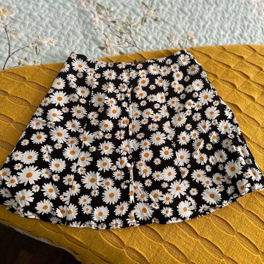 Forever 21 Daisy print cute black and white color mini skirt